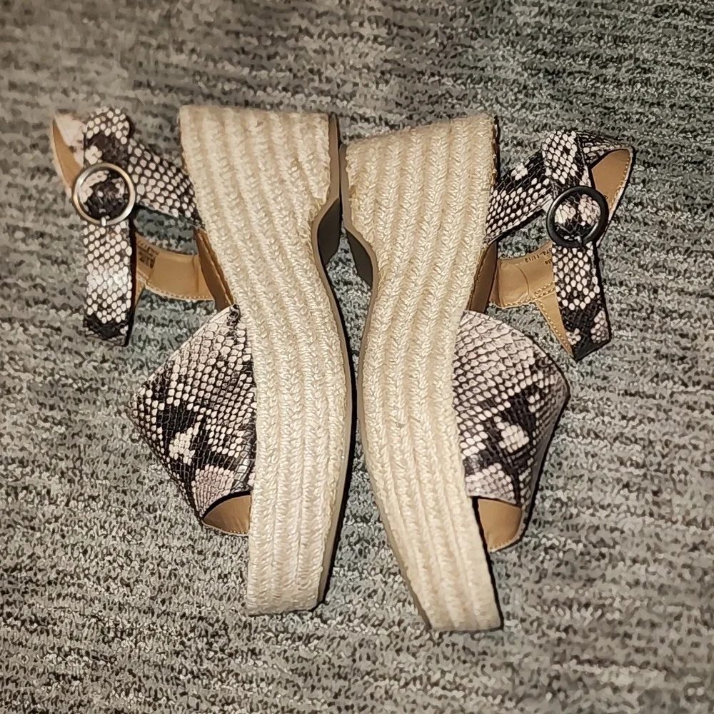 Universal Threads platform wedges w/ snake skin faux size 8 1/2 W